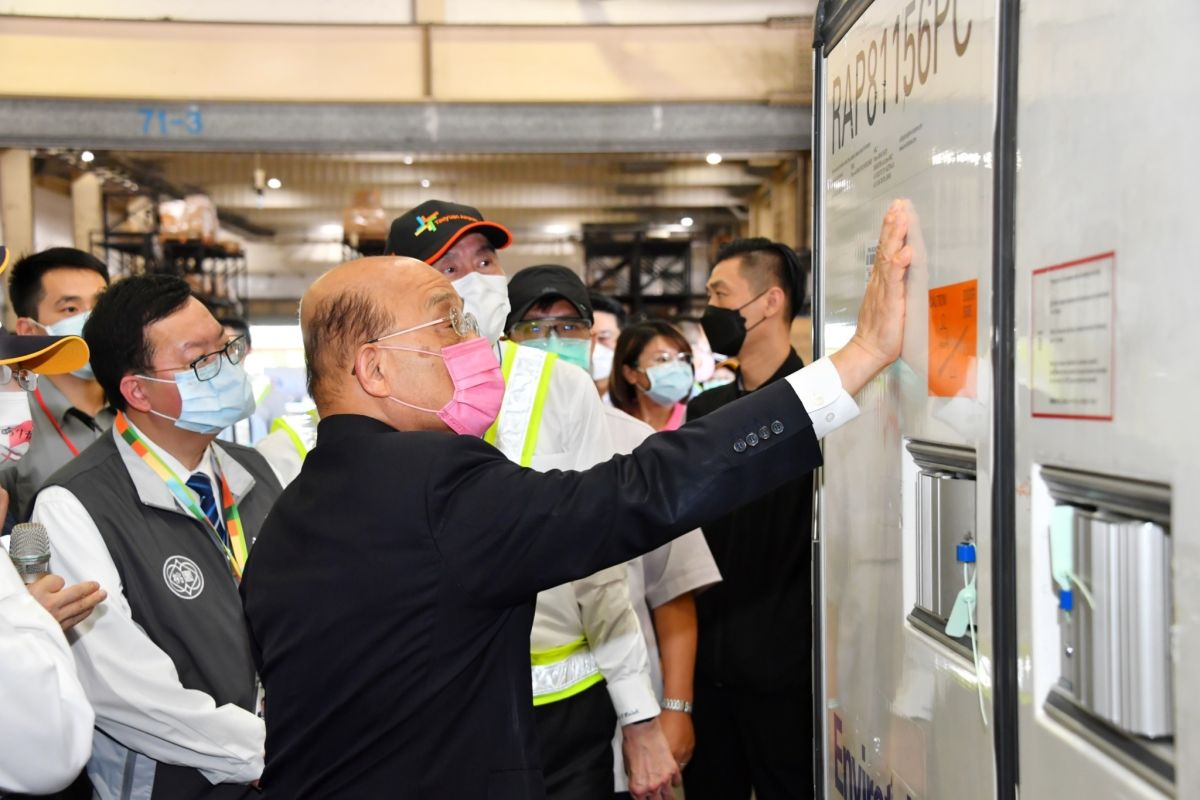 ▲行政院長蘇貞昌赴桃機視察疫苗抵台情形。（圖／行政院提供）