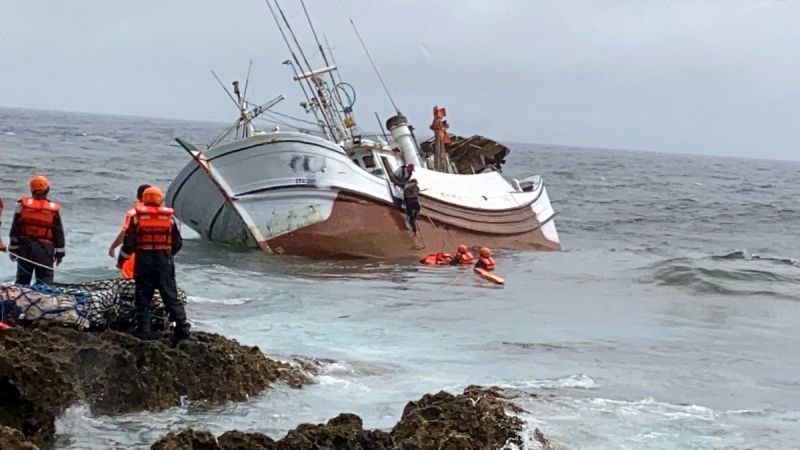 漁船觸礁坐灘　海巡緊急救援

