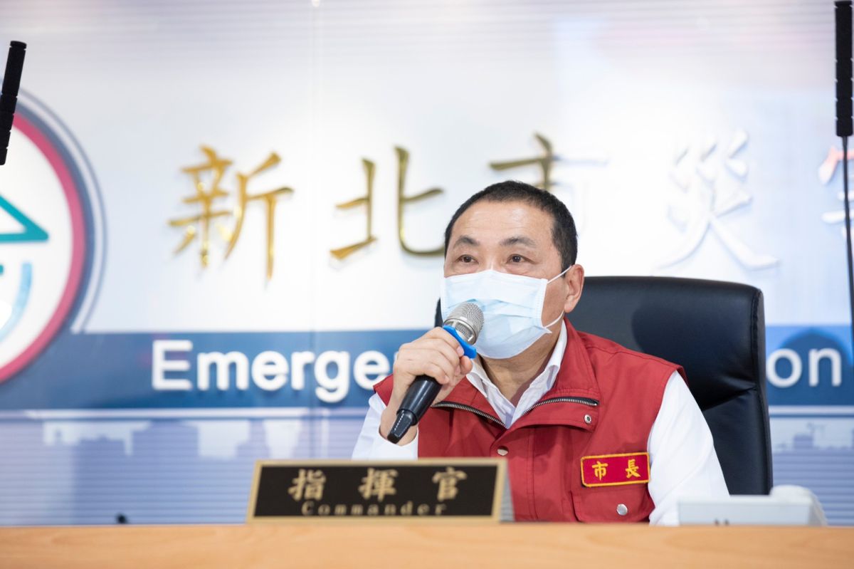 ▲新北市單日確診人數從最高一天384人，降到只剩2位，雖然新北市的疫情戰基本上告一段落，但民進黨對侯的政治攻防戰，恐怕會越演越烈。（圖／新北市政府提供）