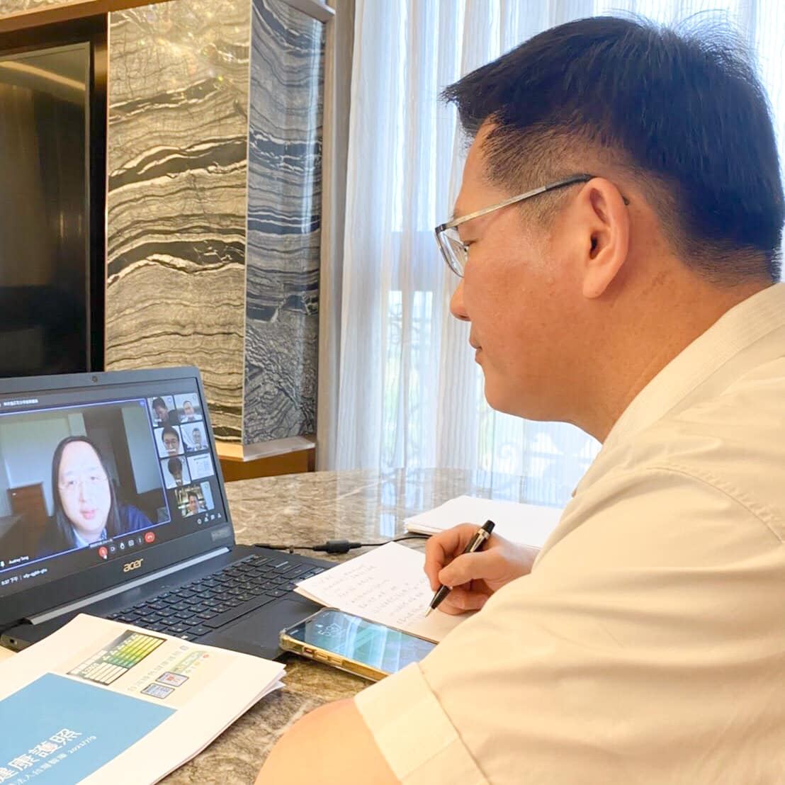 ▲林佳龍與唐鳳視訊，談政府與民間如何一同打造科技防疫網。（圖／翻攝自林佳龍臉書）