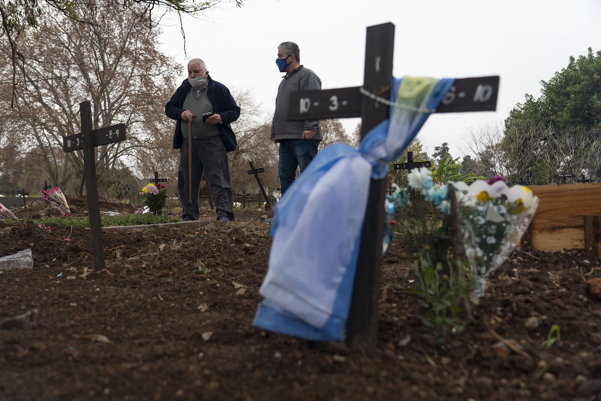 ▲阿根廷至14日COVID-19死亡人數已破10萬人，是南美洲每百萬居民死亡率第3高國家。阿根廷總統府15日宣布全國降半旗哀悼5天。（圖／美聯蛇／達志影像）