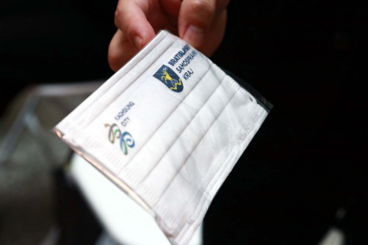 ▲去年疫情肆虐歐洲時，高雄主動捐贈斯洛伐克30萬片醫療口罩，口罩上還特別印有高雄市市徽及布拉提斯拉瓦省的省徽。（圖／高雄市政府提供）