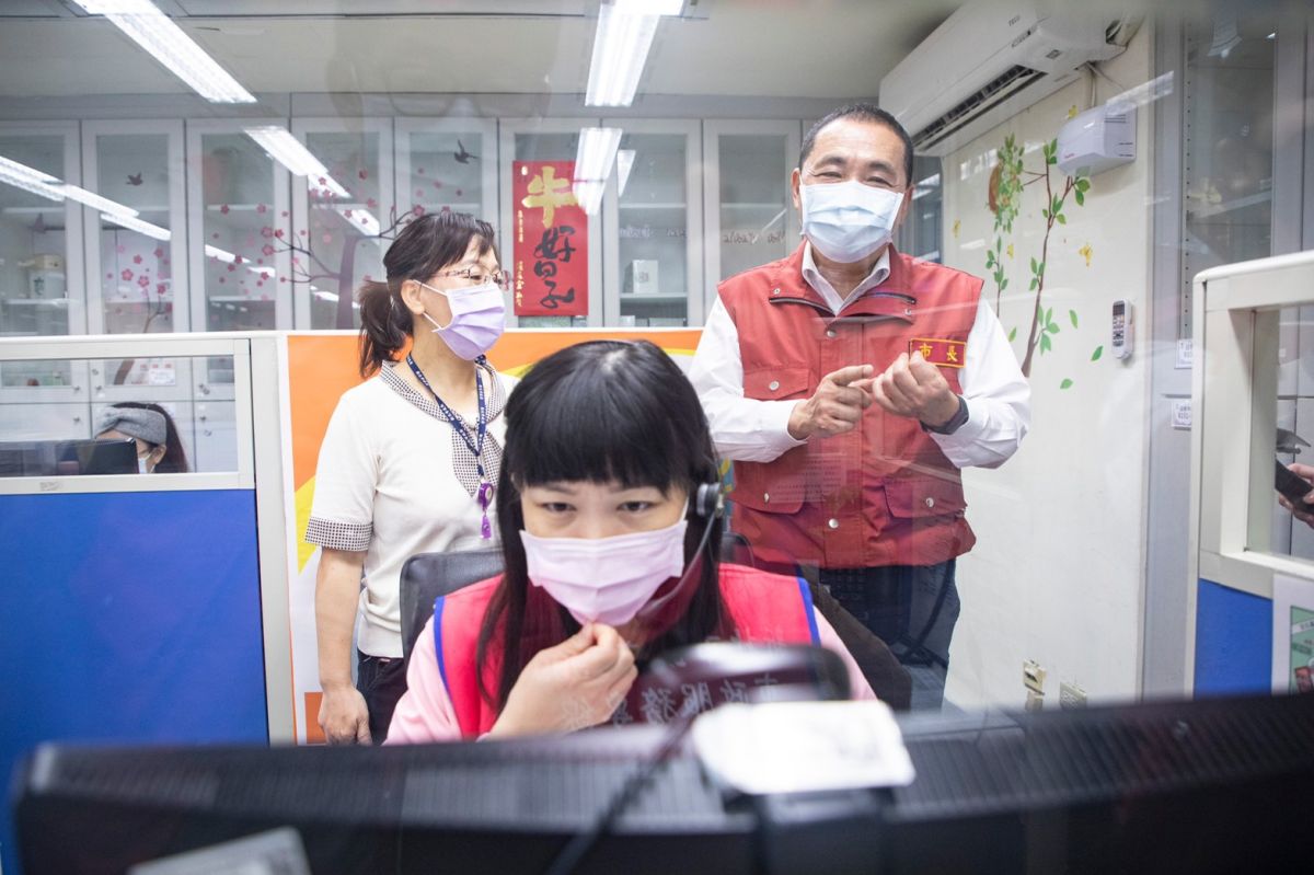 ▲新北市長侯友宜今（16）日視察1999話務中心。（圖／新北市政府提供）