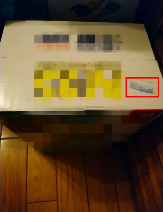▲女網友發現箱子上被蓋上私人姓名章。(圖/翻攝Costco好市多