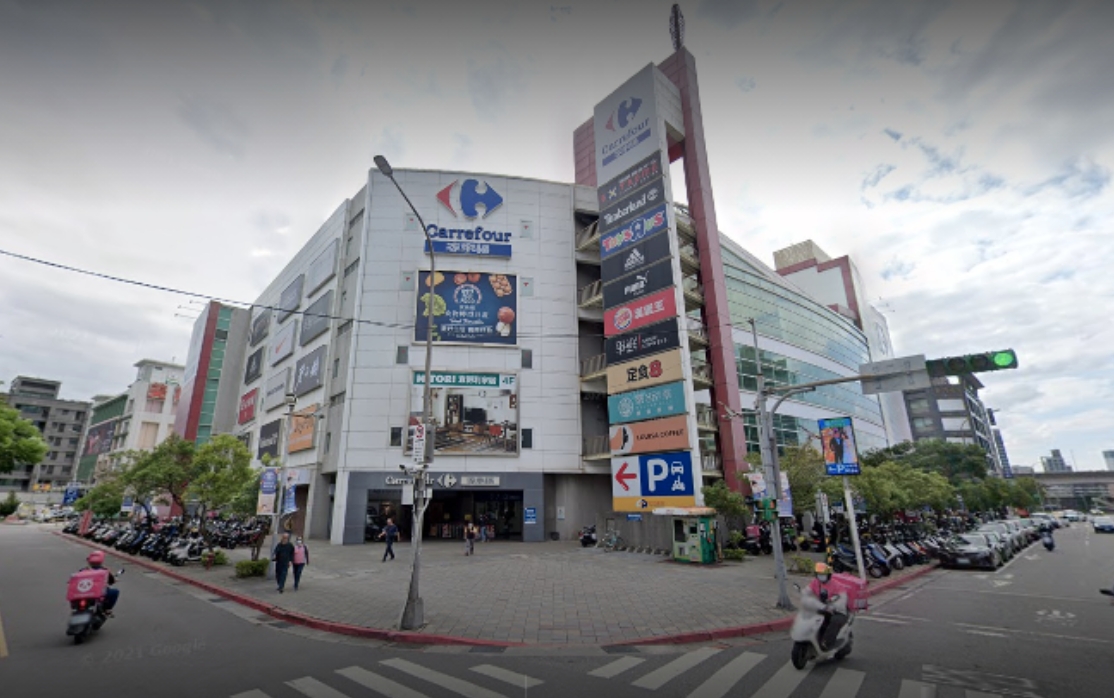 ▲家樂福內湖店因有確診者足跡，閉店消毒一天。（圖／翻攝google地圖）