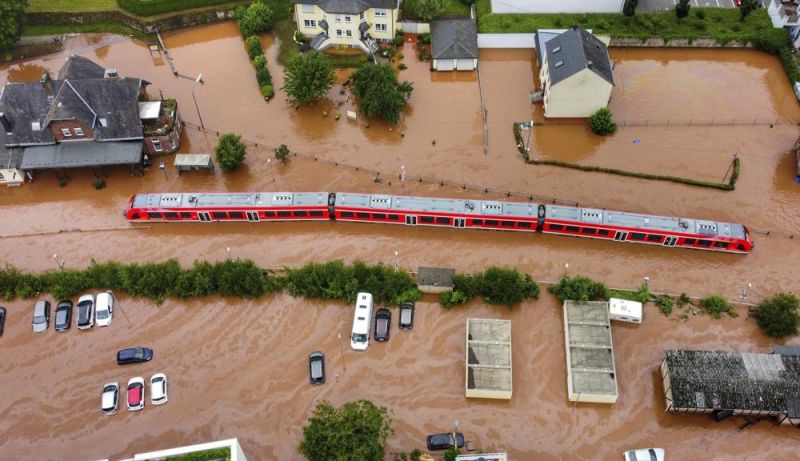 ▲德國基爾河（Kyll）氾濫，影響交通，一輛列車停在洪水當中。（圖／美聯社／達志影像）