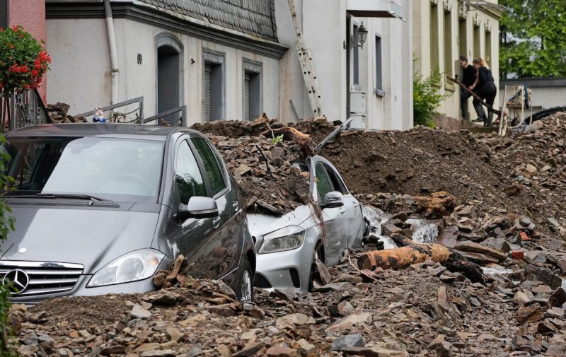 ▲德國嚴重洪災不僅淹沒街道，也將泥沙帶往城鎮，車子、房屋都遭到淤泥掩蓋。（圖／美聯社／達志影像）