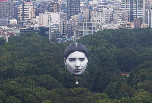 ▲東京奧運賽場上竟出現詭異人頭氣球。（圖／美聯社／達志影像）