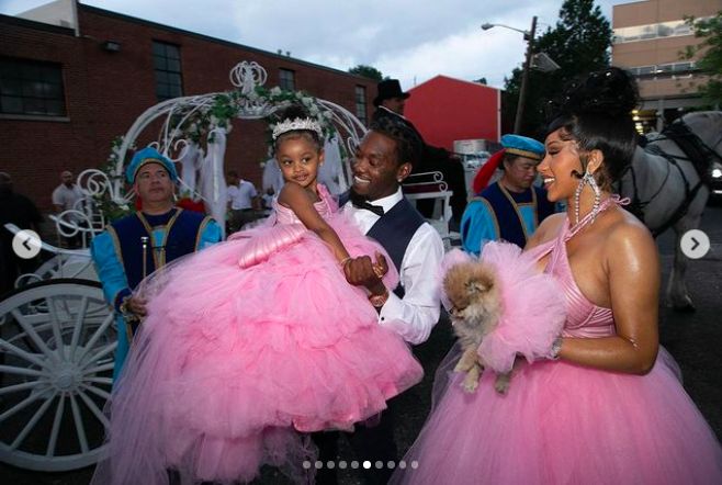 ▲卡蒂B（右）為愛女打造超級豪華的生日派對，規模堪比迪士尼樂園遊行。（圖／翻攝卡蒂B IG）