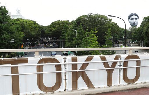 ▲東京奧運賽場上空竟出現詭異人臉氣球。(圖/美聯社/達志影像)