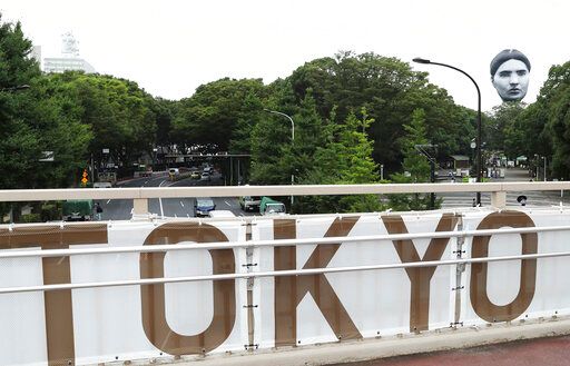 ▲東京奧運賽場上空竟出現詭異人臉氣球。（圖／美聯社／達志影像）