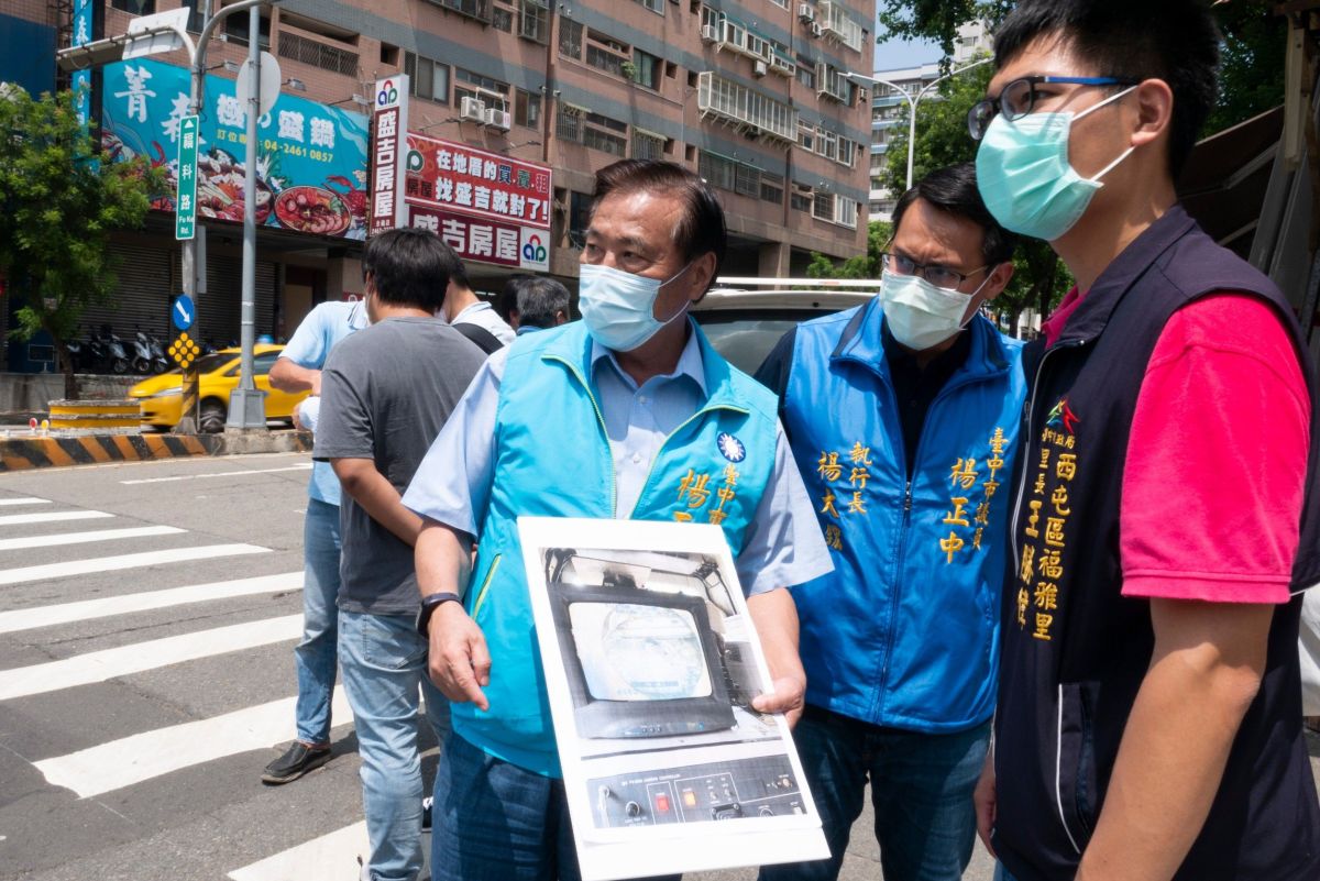 ▲雨水下水道工程剛完工，排水產生問題，議員楊正中召集相關單位會勘後才發現是管線單位便宜行事，將剛做好的涵管鑿穿所致(圖／楊正中服務處提供2021.7.16)