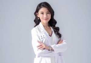 ▲很多人常因為趕時間,就將保健食品「一把塞」,對此,美女營養師高敏敏就表示,其實保健營養品「吃對時間」才是關鍵。(圖/高敏敏營養師 授權提供) ▲美女營養師高敏敏。(圖/高敏敏營養師 授權提供)