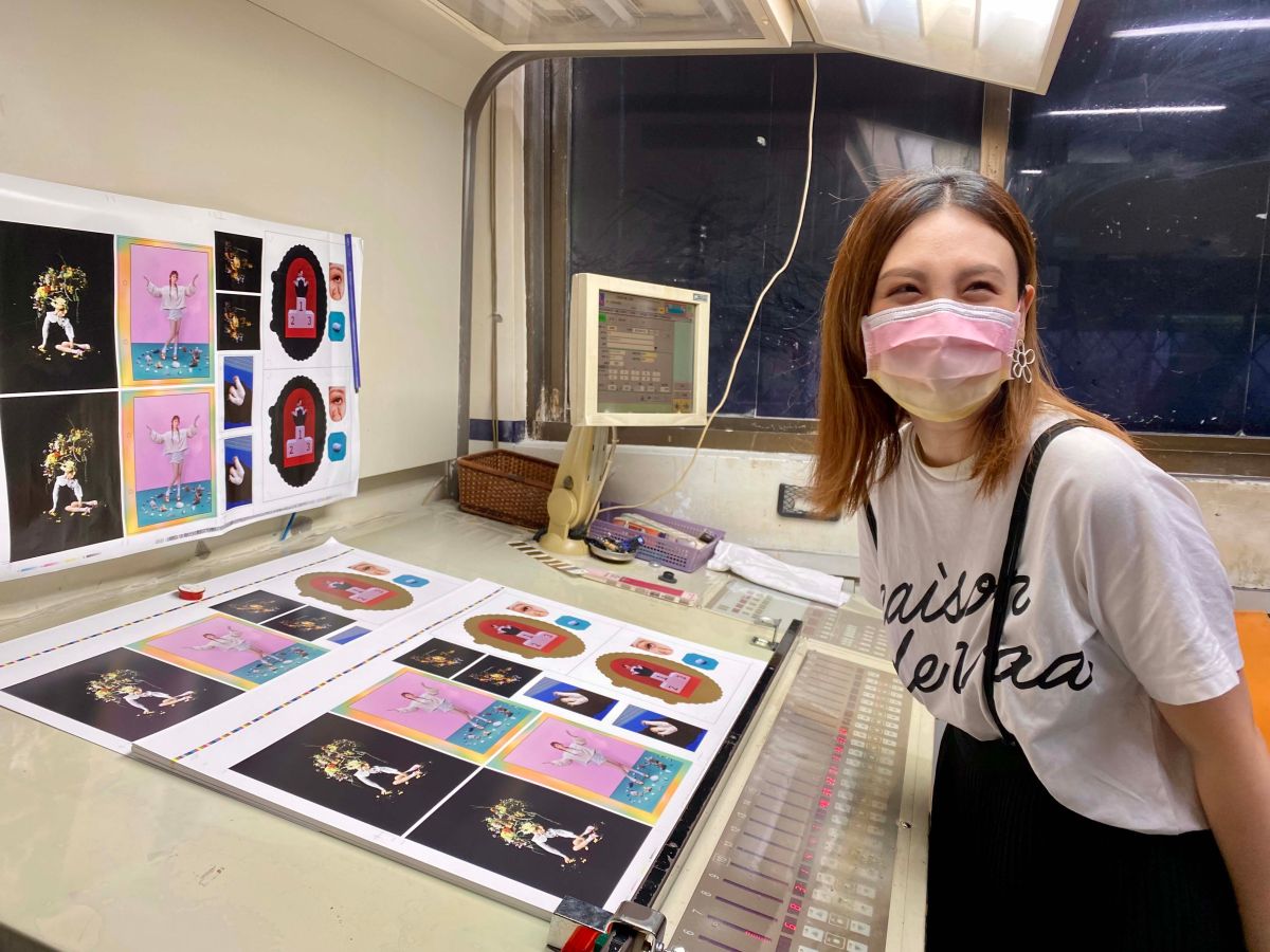 ▲魏如萱狂問印刷廠員工問題。（圖／好多音樂提供）