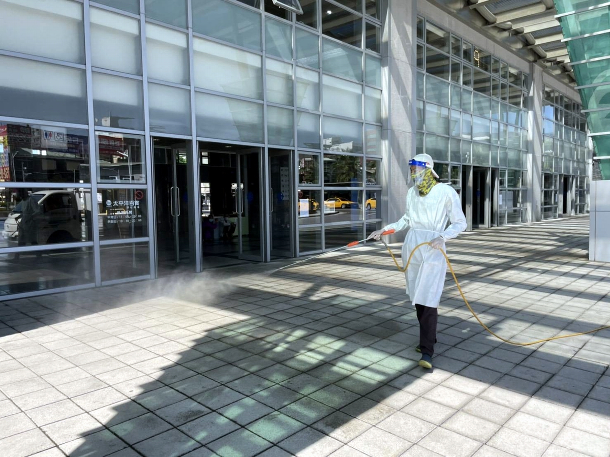 ▲彰化縣一名確診者7月9日曾至屏東，屏縣府今日公佈其足跡，屏東火車站環境消毒。（圖／屏東縣政府提供, 2021.07.16）