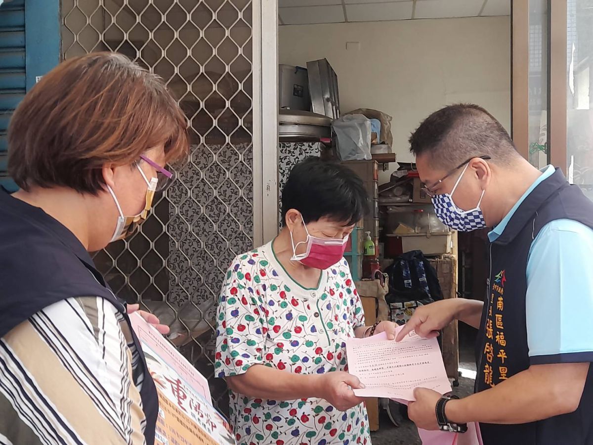 ▲疫情當前避免群聚，台中市敬老禮金發放，特別鼓勵長輩多多利用帳戶轉帳方式。（圖／市府提供）