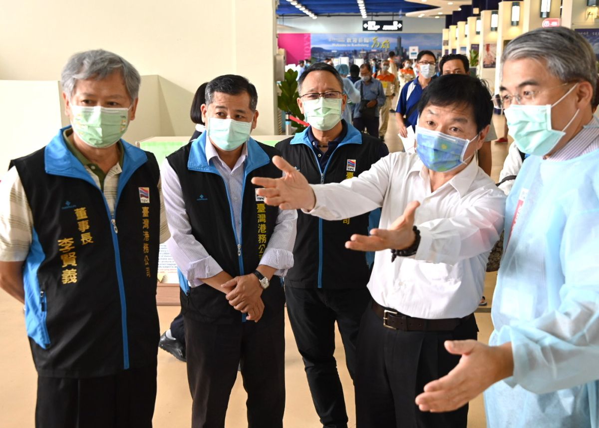 ▲交通部次長祁文中(右2)視察高雄港關鍵基礎設施第一線人員疫苗施打。(圖／記者黃守作攝，2021.07.16)