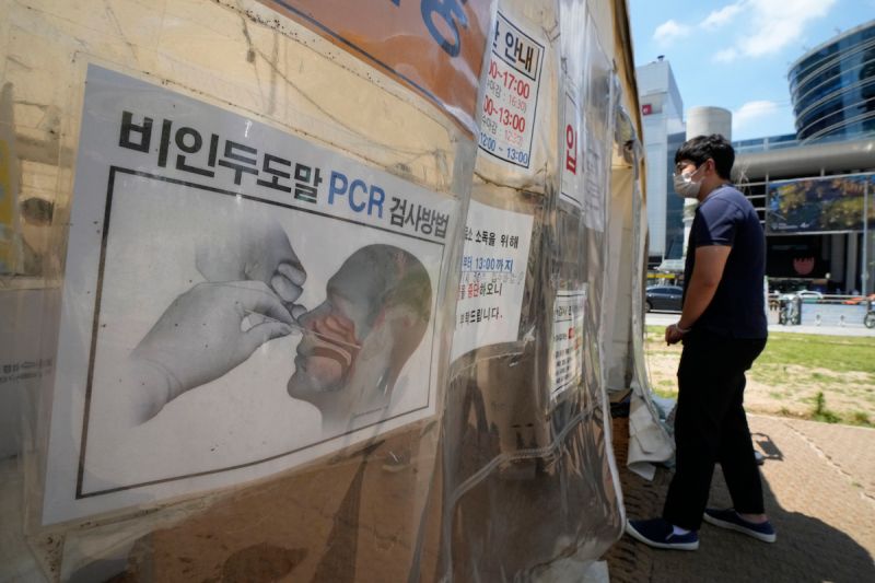 ▲韓國近日疫情急遽升溫，不少民眾前往篩檢站進行檢測。（圖／美聯社／達志影像）