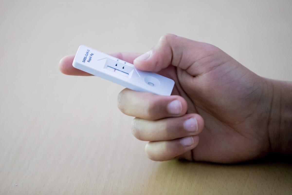 ▲醫師指出，很有可能因為測出「偽陰性」，民眾就放心出門趴趴走，讓疫情在無形中傳播。（示意圖／美聯社／達志影像）