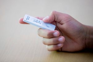 快篩示意圖 居家篩檢 ▲專家指出,很有可能因為居家篩檢測出「偽陰性」,感染者就放心出門趴趴走,讓疫情在無形中傳播。示意圖。(圖/美聯社/達志影像)