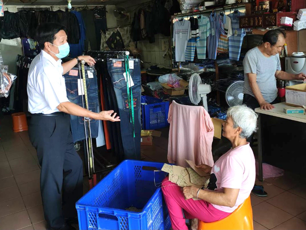 ▲不少民眾不滿政府紓困申請門檻嚴苛，被排除在外。鄭寶清表示，接獲民眾抱怨淪為「紓困孤兒」，生計陷入困頓。（圖／鄭寶清服務處提供）