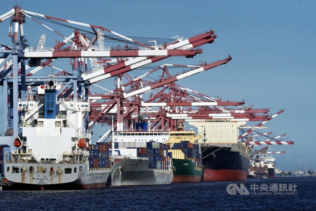 ▲財政部16日發布上半年貿易概況報告，上半年除出、進口值創新高，年增率也均創近11年最大，且前6月出口值首度突破2000億美元，合計寫下5項紀錄。（中央社檔案照片）

