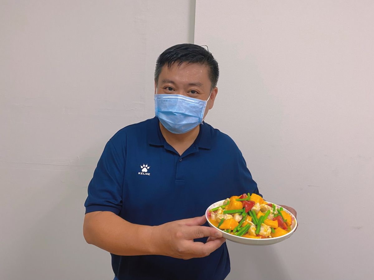 ▲鳳山阿榮（蘇致榮）除呼籲大家購買芒果、協助農民度過難關外，也跟大家分享簡單的芒果料理「夏日芒果雞柳燴時蔬」食譜。（圖／截自蘇致榮臉書）