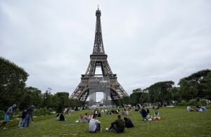 法國艾菲爾鐵塔收到「炸彈威脅」　緊急疏散遊客展開調查
