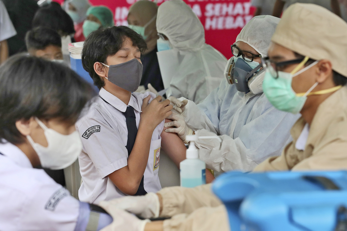 ▲印尼Covid-19疫苗不足，僅約6.7%的人口完整接種兩劑疫苗，接種一劑者約16.6%。印尼衛生部長指出，疫苗施打速度不夠快，主要是因疫苗不足，不是經費等問題。資料照。（圖／美聯社／達志影像）