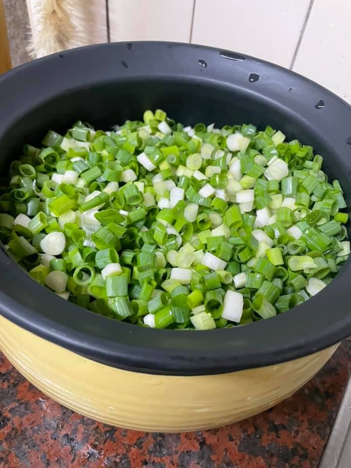 ▲網友分享自己每次煮料理必丟的配料不是蒜頭,而是蔥花。(圖/家常菜)