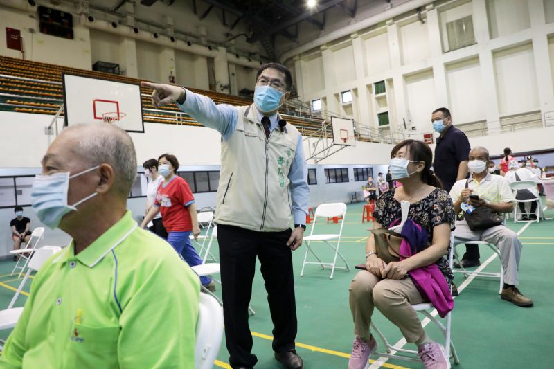 ▲台南市長黃偉哲今（17）日一早前往新營大型接種站視察疫苗施打情況。（圖／台南市政府提供）