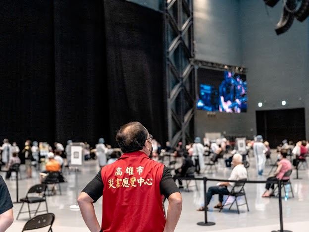 ▲史哲希望大家能夠一同來努力，讓高雄在七月底能夠拼到疫苗覆蓋率達三成，越快群體免疫大家也越能回到如常生活。(圖／截自史哲臉書)