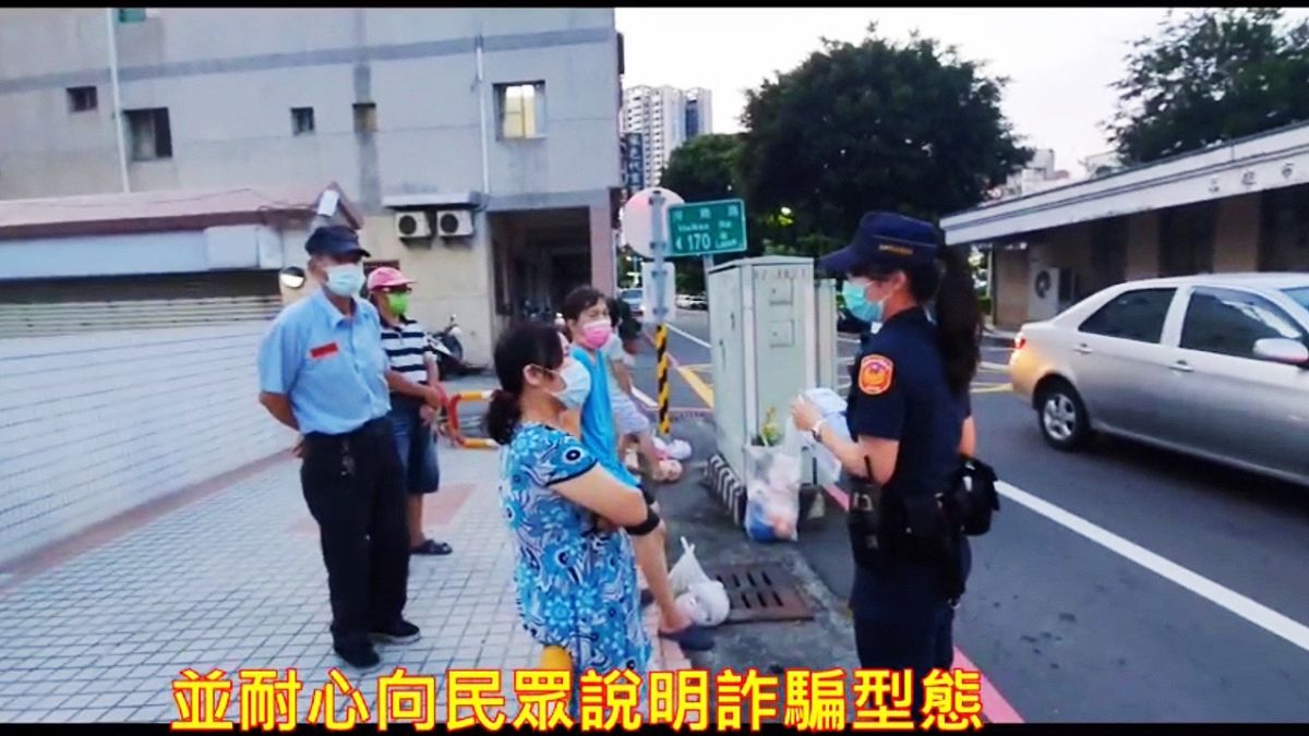 ▲苓雅分局針對民眾及銀行行員進行反詐宣導，破解詐騙集團日新月異犯罪手法。（圖／苓雅警分局提供）