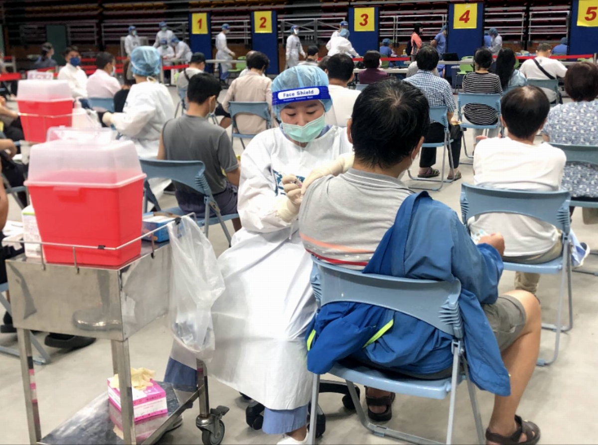 ▲全國公費疫苗預約施打屏東縣今開打，共計有26142人完成預約登記，縣府設置11處中大型速打站，以2至4天時間完成施打。（圖／屏東縣政府提供, 2021.07.17）