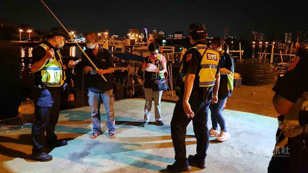 ▲台南市警局第四分局、台南市政府漁港及近海管理所、海巡署岸巡隊等跨單位人員16日晚間執行清海專案擴大臨檢與防制改裝飆車勤務，在安平區港區查獲13人違法垂釣，依違反漁港法舉發。（台南市警局提供）中央社記者張榮祥台南傳真 110年7月17日