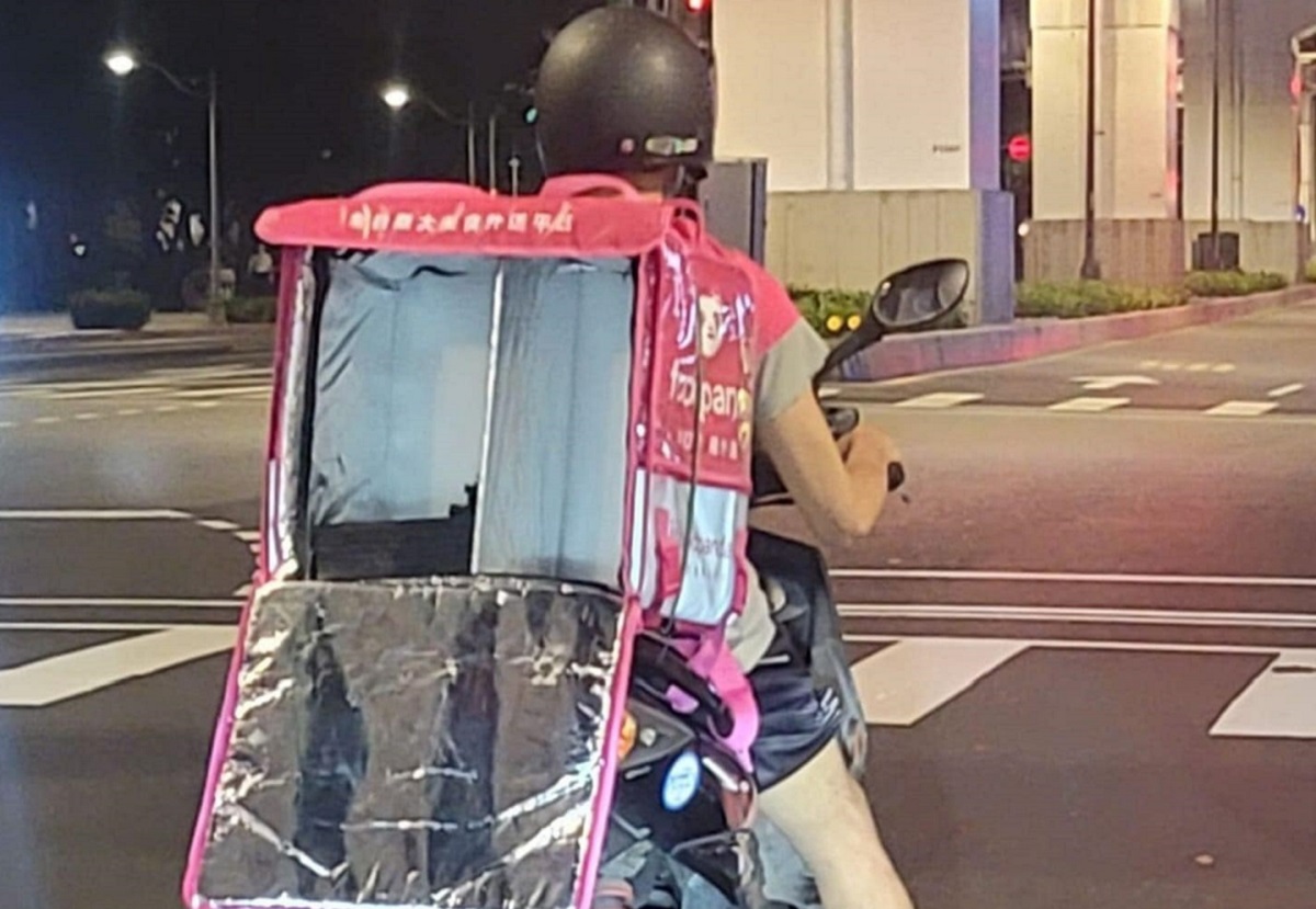 ▲有網友貼出照片並表示，一名外送員疑似外送箱忘了關，裡面完全沒任何餐點，讓5千多名網友看後全笑翻，直呼「您的餐點在路上沒錯，但它永遠不會到您手上。」（圖／翻攝自臉書社團「路上觀察學院」）