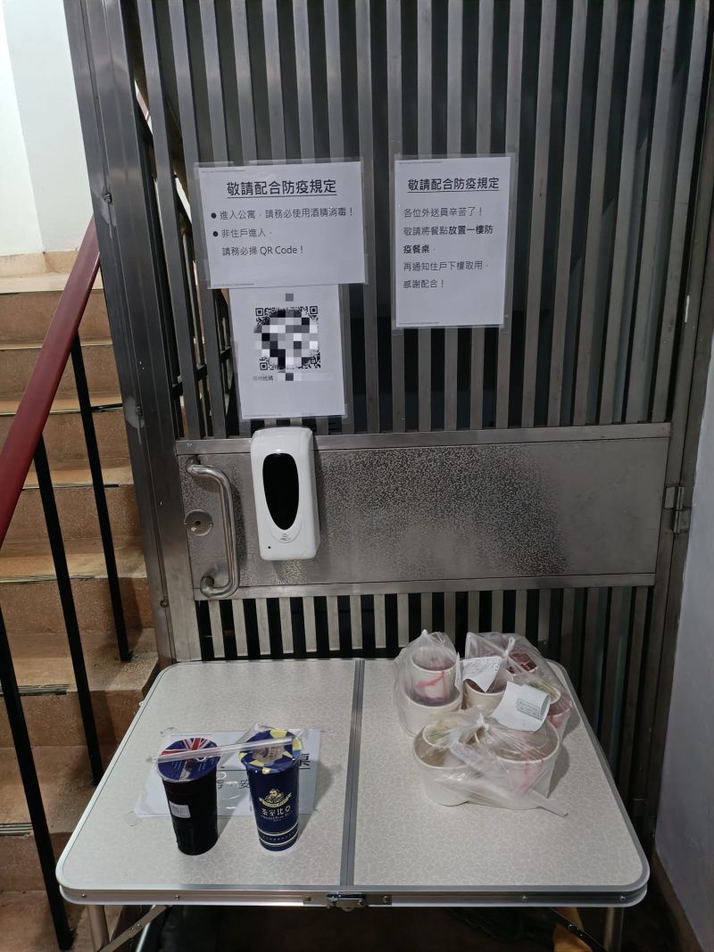 ▲原PO補充,公寓裡沒電梯也沒管理員,這些完全是住戶自發性的舉動。(圖/翻攝自《外送員的奇聞怪事》