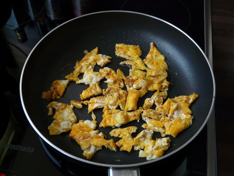 ▲沙茶醬除了當火鍋沾醬、炒飯、炒菜外,到底還能煮什麼呢?一名老饕就分享自己的最愛吃法,直指「把沙茶醬拌入蛋液炒成散蛋,很下飯!」(圖/取自pixabay)