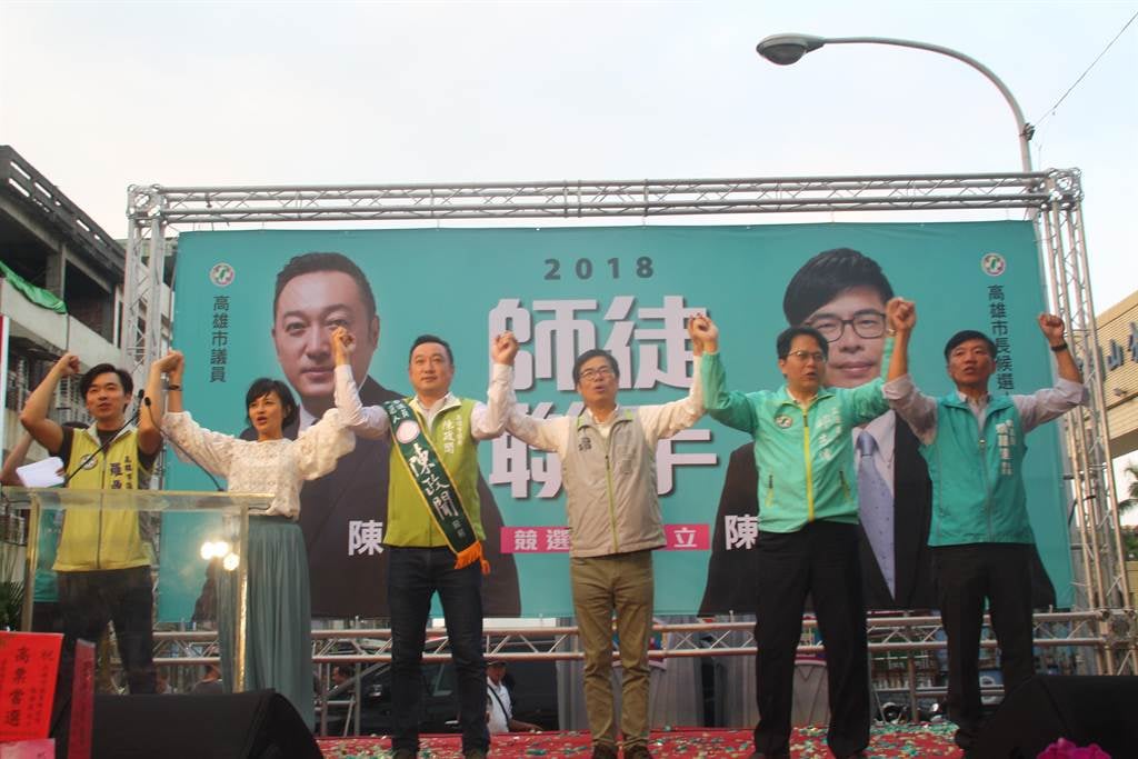 ▲台灣疫情趨緩早前開放微解封，但仍然禁止室內5人以上的社交聚會，然而行政院南部聯合服務中心執行長陳政聞（左三）卻爆出在屏東「牡丹灣villa」與10多人一起吃火鍋。（圖／作者提供）