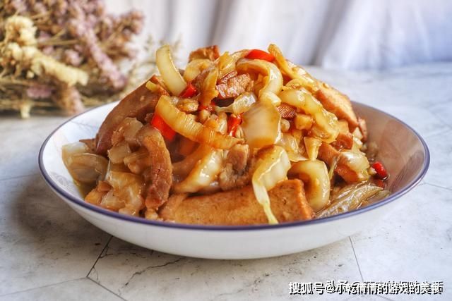 ▲《小乾倩倩的遊戲的美食》表示,客家小炒加入「白菜梗」一起炒是很完美的搭配,不僅口感脆爽有層次,最重要的是,會讓整道料理瞬間提鮮,再搭配些許肉絲爆炒,立馬色香味俱全,下酒又下飯!(圖/翻攝自《小乾倩倩的遊戲的美食》)