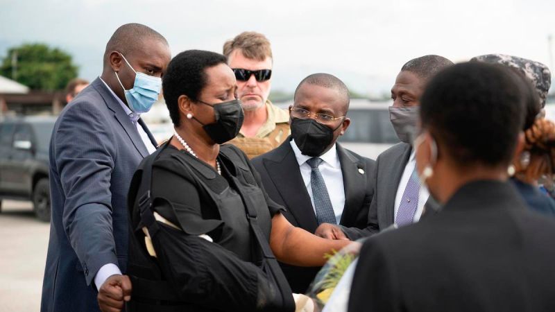 海地總統遺孀身穿防彈背心　搭機返國出席丈夫葬禮
