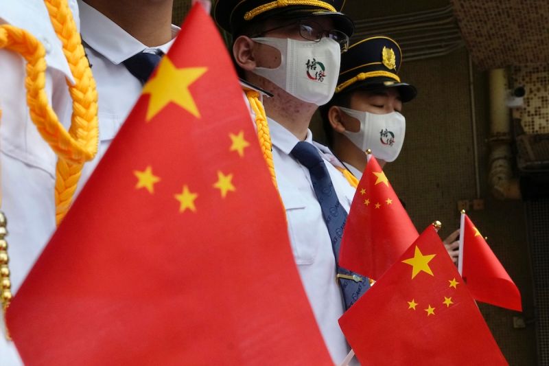 ▲美國政府發布「香港商業警告」被中國外交部形容為「廢紙一張」。 圖為香港回歸24週年，手持五星旗的香港警員。（圖／美聯社／達志影像）