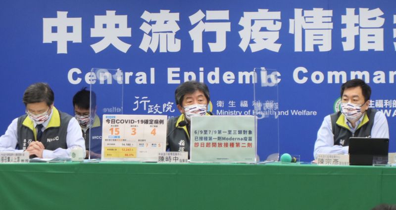 ▲指揮中心指揮官陳時中今（18）日表示，疫苗和藥物一樣，並不是打疫苗越多效果越好。（圖／指揮中心提供）