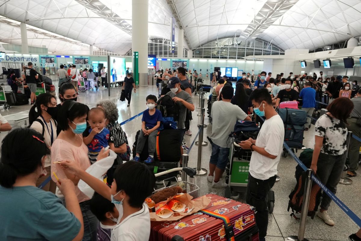▲《彭博》報導，香港政府將禁止150個高風險地區的旅客，在香港機場轉機。圖為去年中共七一黨慶時，香港機場湧現的離境人潮。（圖／美聯社／達志影像）