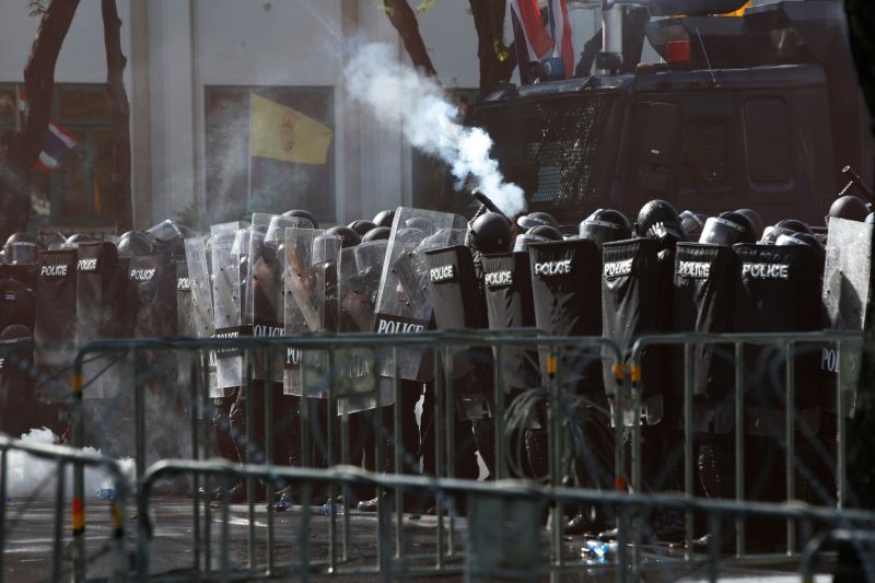 泰國疫情蔓延逢民主運動滿週年　曼谷爆發示威