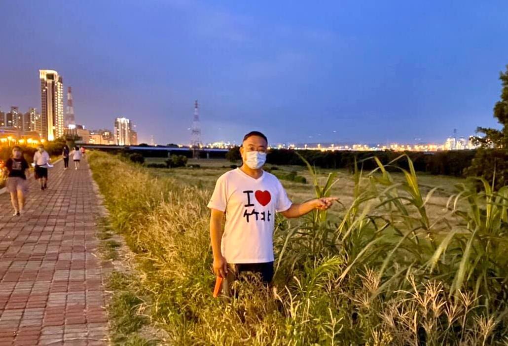 ▲新竹縣竹北市興隆路河堤旁雜草叢生，縣議員陳凱榮擔心孳生蚊蟲，要求有關單位改善清除。（圖／陳凱榮提供）