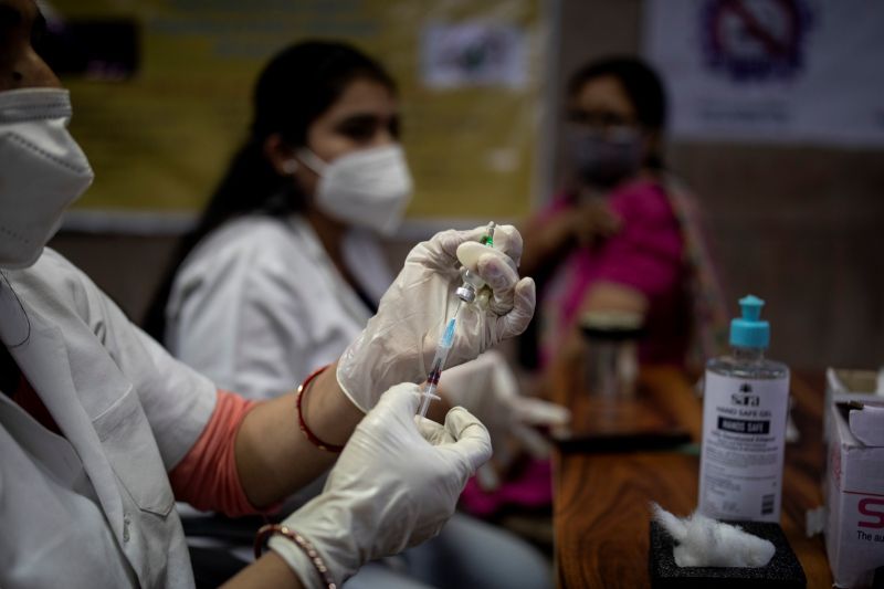 ▲根據印度一項最新研究顯示，即使是完整接種後仍感染Delta變種，AZ疫苗也能有效降低住院和死亡率。印度大多數民眾施打的是印度版的AZ疫苗「Covishield」。資料照。（圖／美聯社／達志影像）