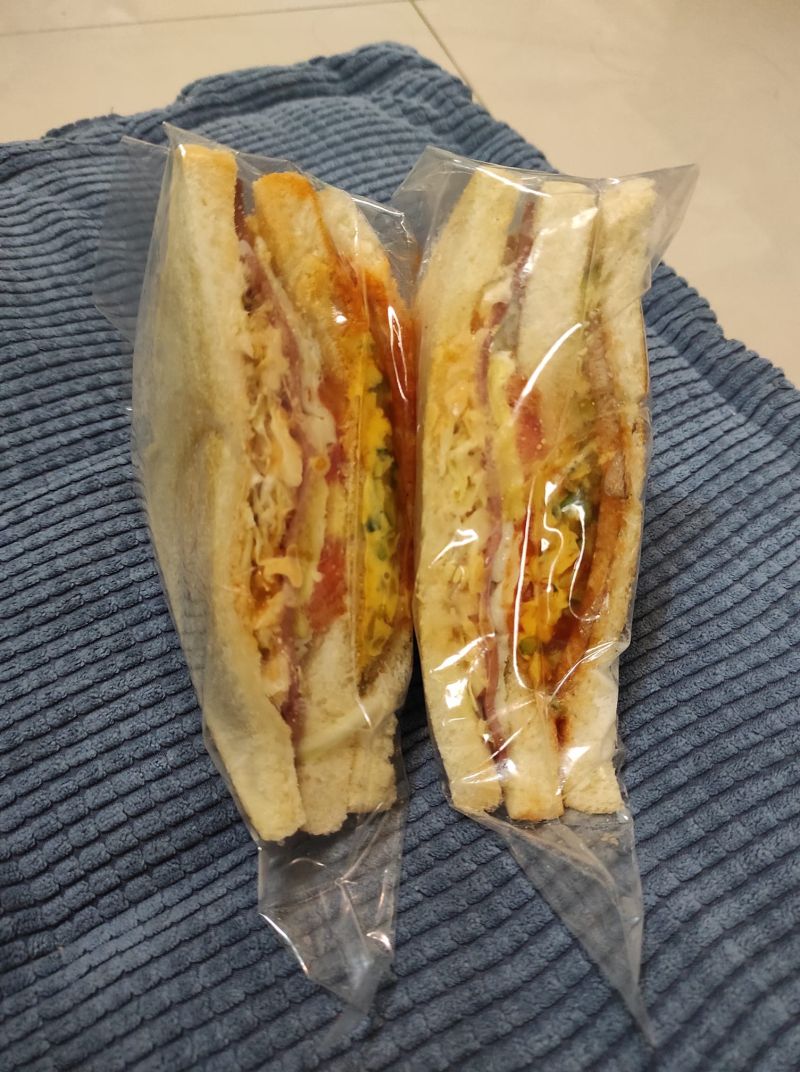 ▲網友買了一份總匯三明治,包裝卻和他想得有所不同。(圖/翻攝爆怨2公社臉書)