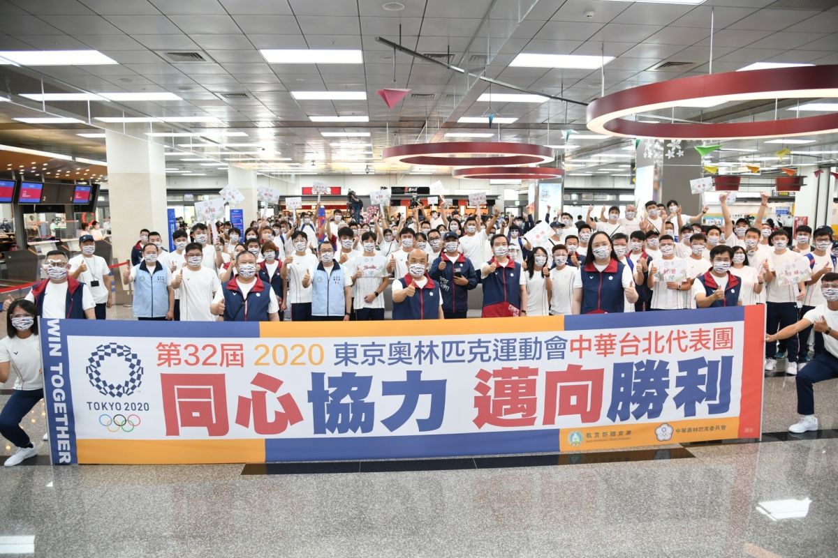 ▲台灣隊出征奧運卻因機位安排引發風波，民進黨將待奧運結束後再行檢討分析。（圖／行政院提供）