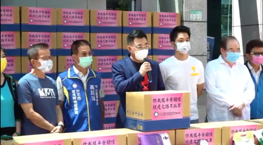 ▲國民黨台北市黨部舉行「你我攜手齊關懷、抗疫之路不孤單」福箱捐贈活動，立委江啟臣與蔣萬安都支持北市舉債自購第三劑疫苗。(圖／國民黨文傳會提供)